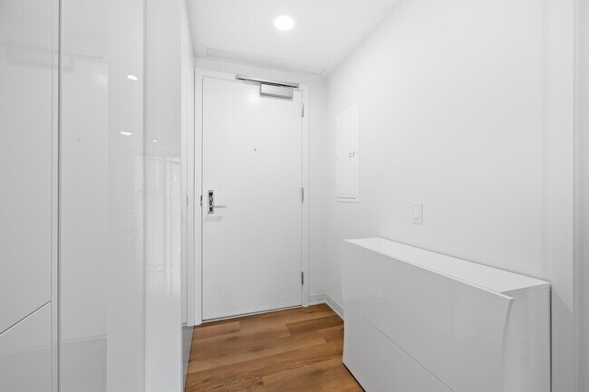 Building Photo - 987 Queen St