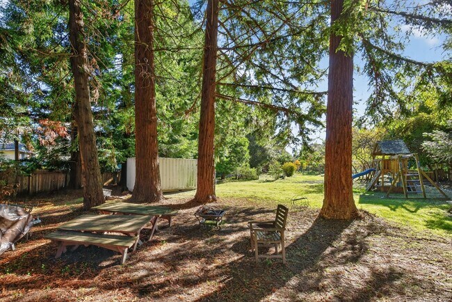 Building Photo - Charming 3-Bed / 2-Bath Retreat on Over an Acre in Sebastopol