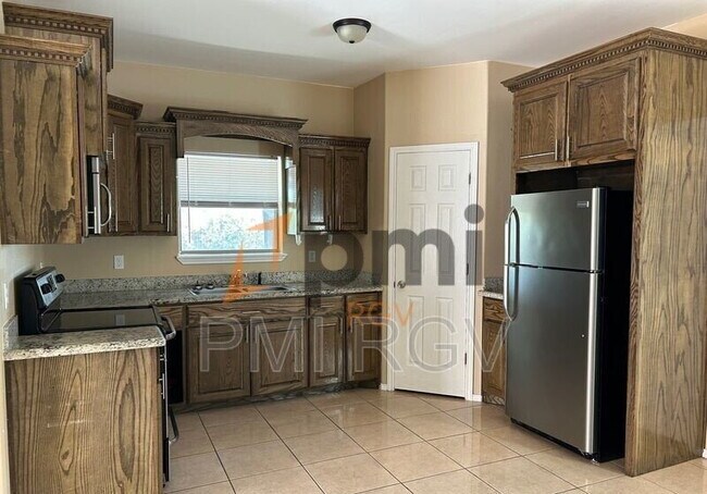 Building Photo - 2708 W Primrose Ave