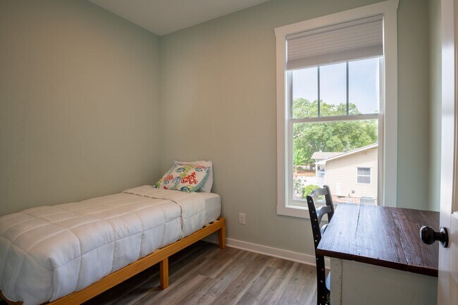 Building Photo - NEW, CLEAN OFF-SEASON RENTAL NOVEMBER THROUGH MID-MAY