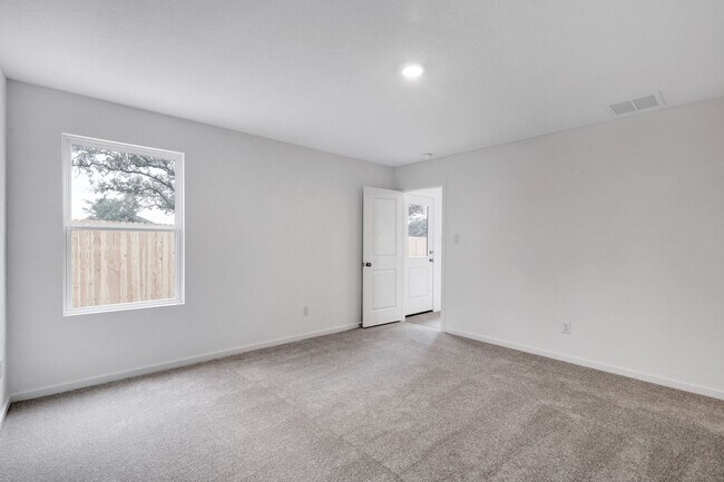 Building Photo - ***APPLICATION CURRENTLY UNDER REVIEW*** MOVE IN SPECIAL, ONE WEEK FREE***Open Concept Home in Wa...