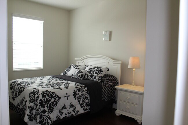 Building Photo - 1168 S Community Dr