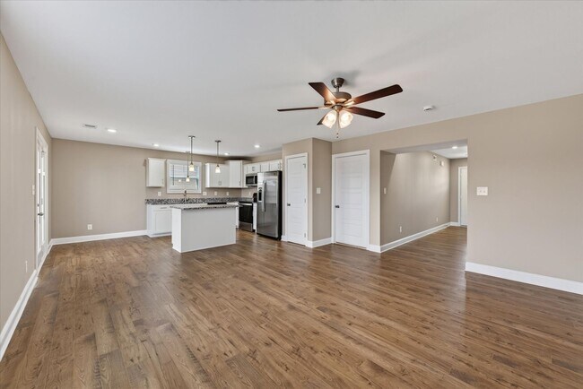 Building Photo - Pet Friendly Three Bedroom!