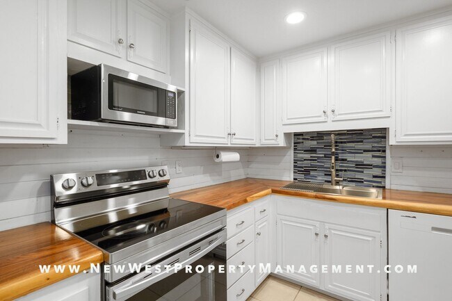 Building Photo - Expansive La Jolla Village 2 Bedroom at De...