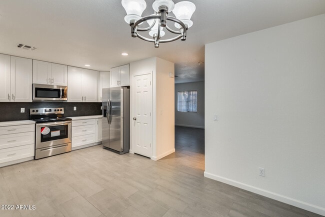 Building Photo - 8337 W Hughes Dr