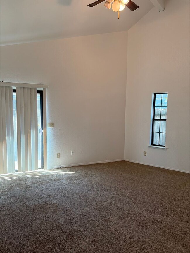 Building Photo - Exceptional 3 bedroom plus Loft or 4th bedroom