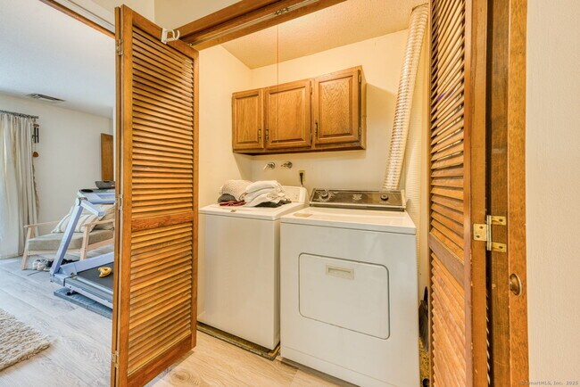 Building Photo - 10 Deepwood Dr