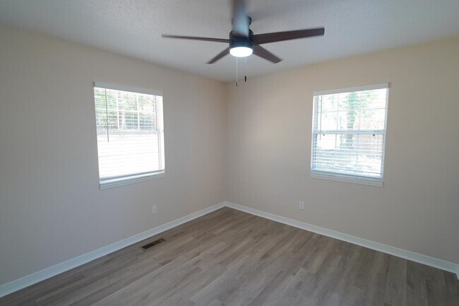 Building Photo - 1545 Pine View Dr