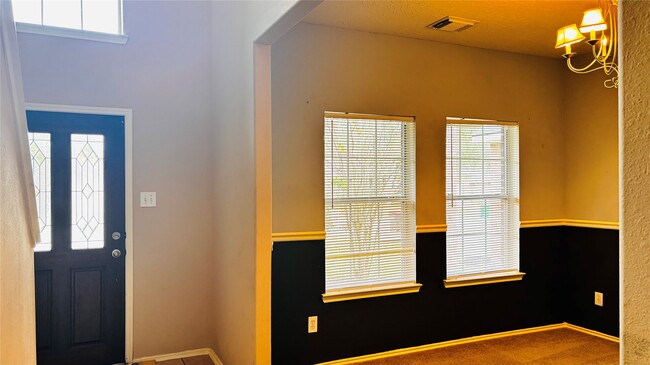 Building Photo - 2115 Vermillion Oak St