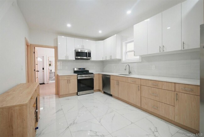 Building Photo - 837 E 49th St
