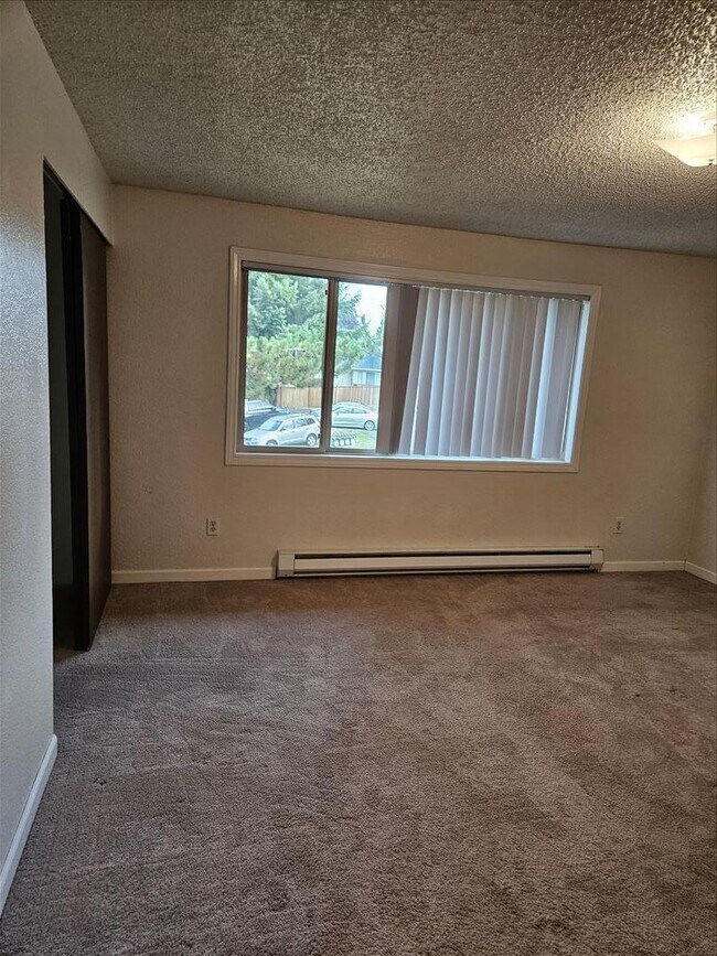 Building Photo - Remodeled 2/1.5 Townhome in a Quiet Fourplex