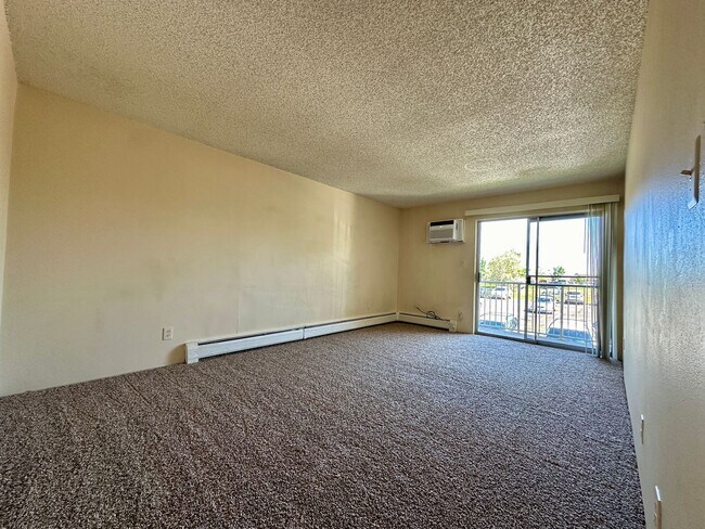 Building Photo - Nice 1 Bedroom 1 Bathroom Condo in Golden with Pool!! Available Mid December!!