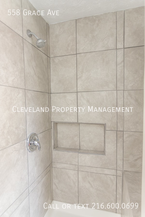 Building Photo - 558 Grace Ave