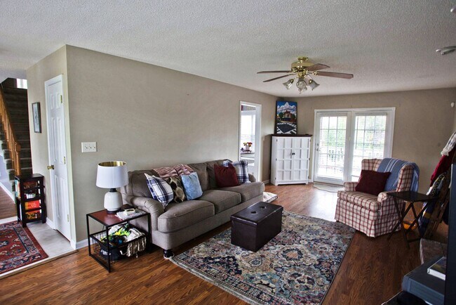 Building Photo - 2627 Holly Rock Dr