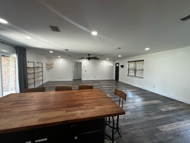 Building Photo - 112 Woodlawn Dr