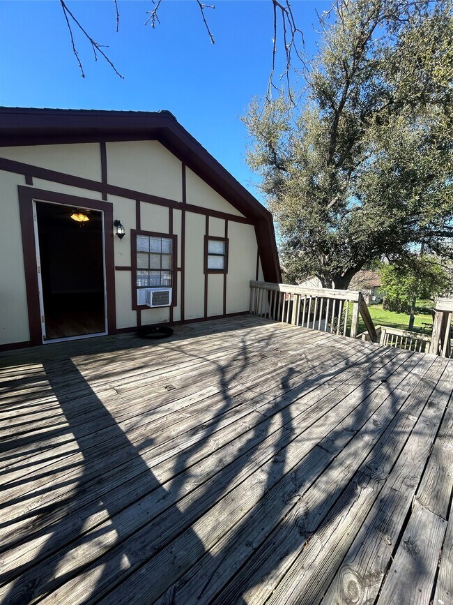 Building Photo - 1312 N Avenue R