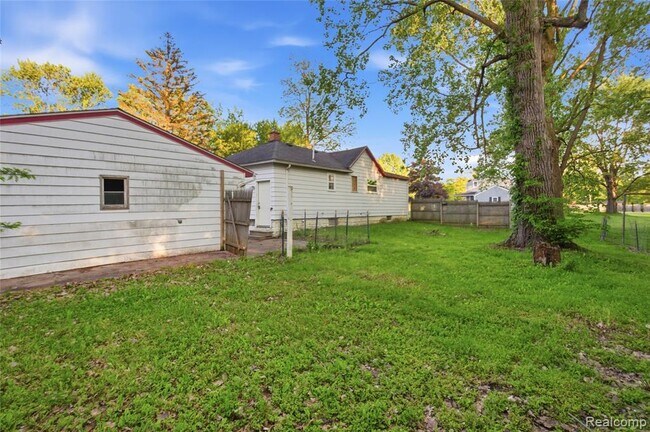 Building Photo - 2124 Bernice Ave
