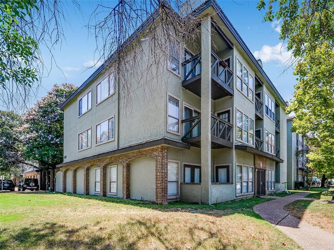 Building Photo - 807 W 25th St