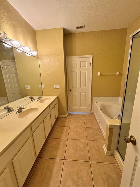 Building Photo - 2327 Meadow Oak Cir