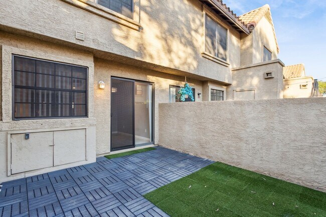 Building Photo - Beautiful 2 Bedroom