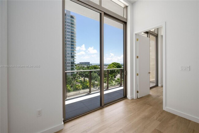 Building Photo - 2655 S Bayshore Dr