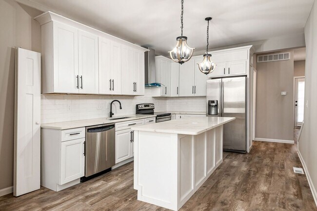 Building Photo - Stunning Renovation on the Near East Side!