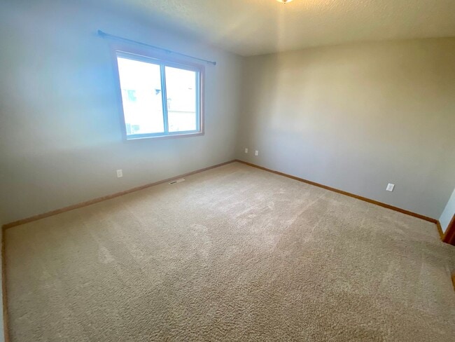 Building Photo - 3 bed, 2 bath Twinhome