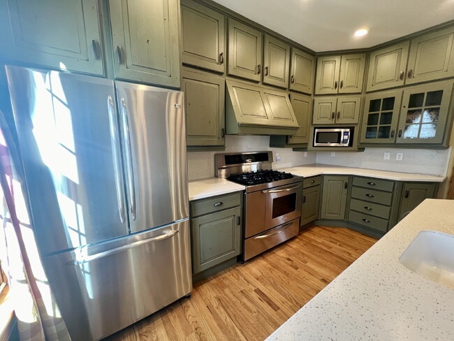 Building Photo - Charming Three Bedroom Home!