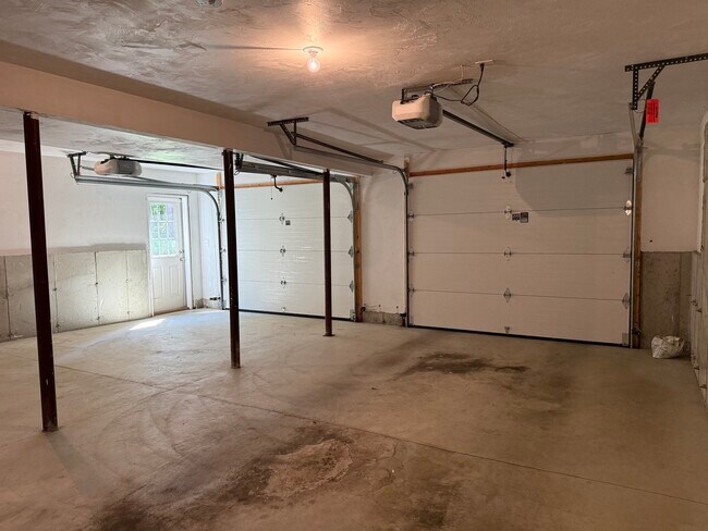 Building Photo - 10 Shamrock Ln