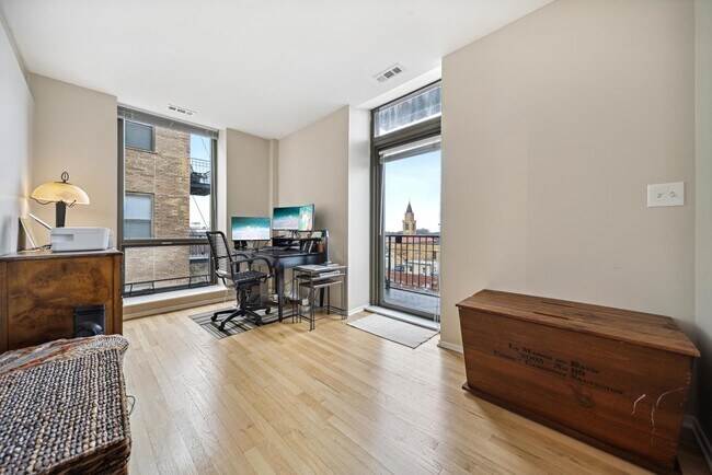 Building Photo - 811 S Lytle St