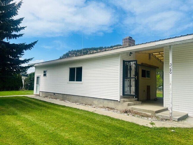 Building Photo - 3-Bedroom Home with Shop & Yard