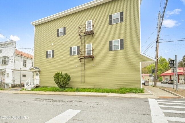 Building Photo - 281 Main St