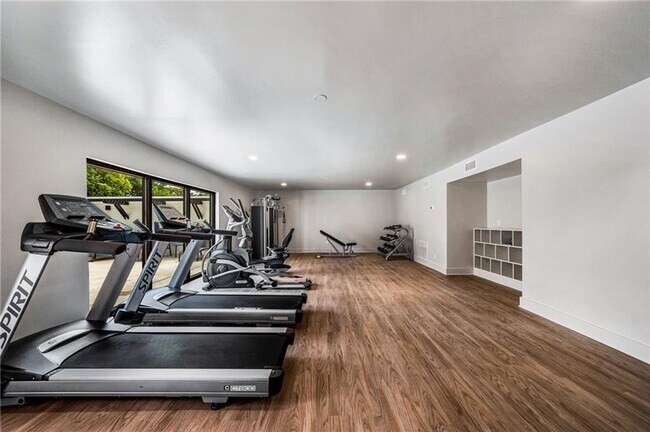 Building Photo - SPRING HILL OAKS CONDOMINIUMS