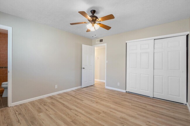 Building Photo - For Rent with Move-in Special ($1,200 off Base Rent ) | 3 Beds 2 Bath | 2 Car Garage |  NE Height...