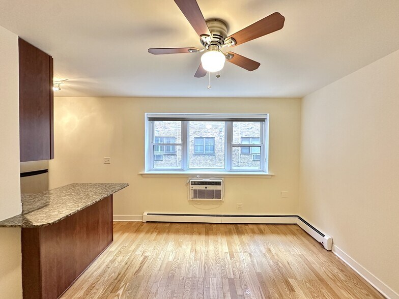 Building Photo - 650 W Wrightwood Ave