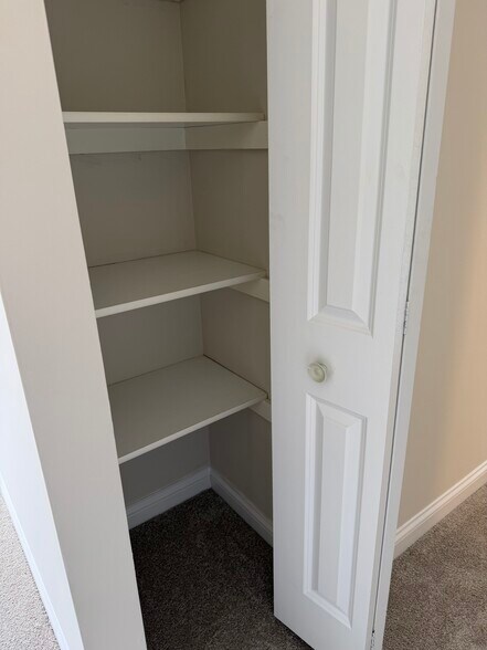 Building Photo - 681 Thorntree Ct