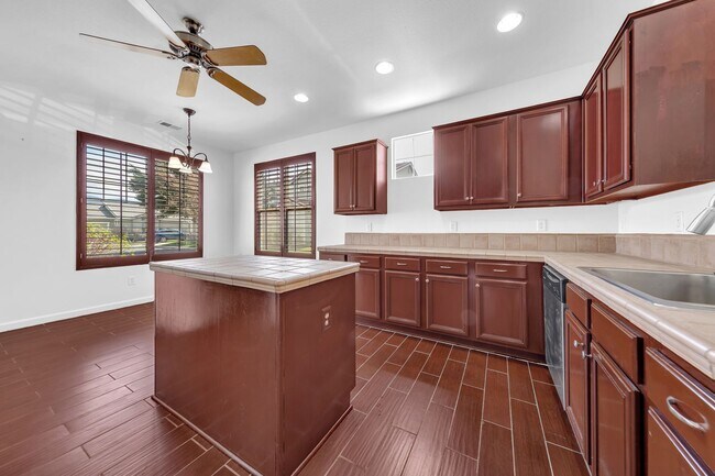 Building Photo - Inviting 3-Bed, 2-Bath Home in Gated Commu...