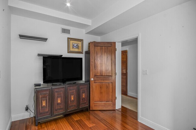 Building Photo - 730 Greensward Ct