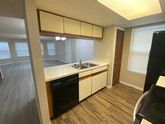Building Photo - Great 3 Bedroom, 2 Bathroom condo in the V...