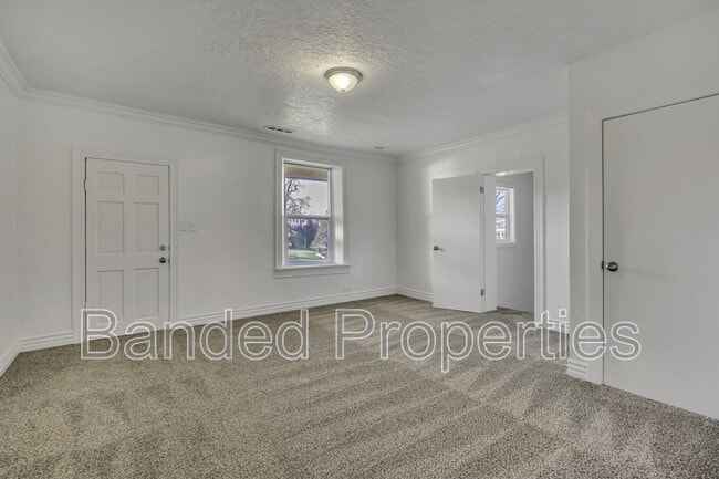 Building Photo - 741 E Center St