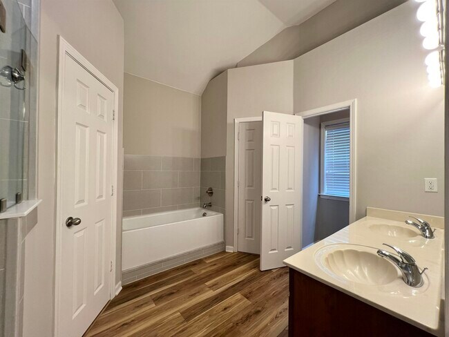 Building Photo - 154 Island Bluff Dr