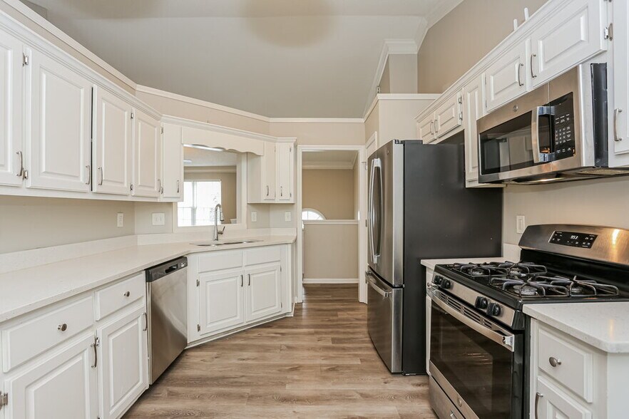 Building Photo - 215 Ashland Manor Dr