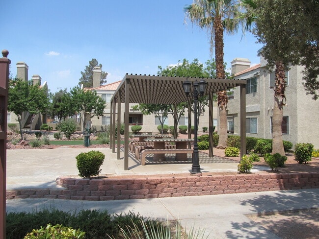 Building Photo - 2 BED 2 BATH DOWNSTAIRS APARTMENT  FOR REN...