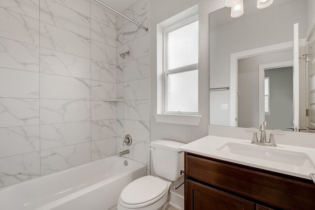 Building Photo - Gorgeous Edgewick Condo - Available Now!