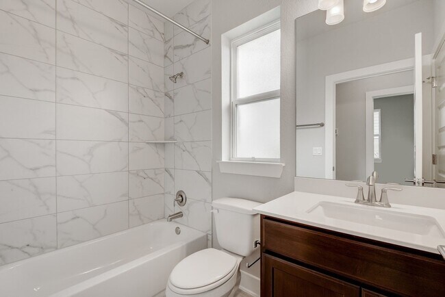 Building Photo - Gorgeous Edgewick Condo