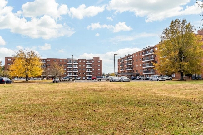 Building Photo - 200 Sanders Ferry Rd