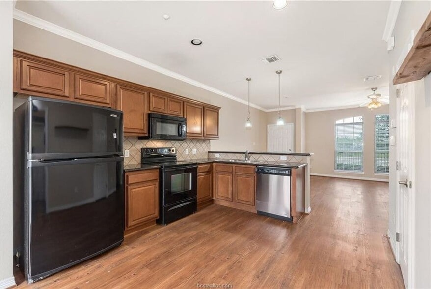 Building Photo - $500 Off 1st Month's Rent! August 2026 Pre-lease! Gorgeous 4 Bed, 4.5 Bath in Beautiful Lakeridge!