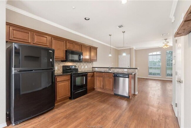 Building Photo - $500 Off 1st Month's Rent! August 2026 Pre-lease! Gorgeous 4 Bed, 4 Bath in Beautiful Lakeridge!