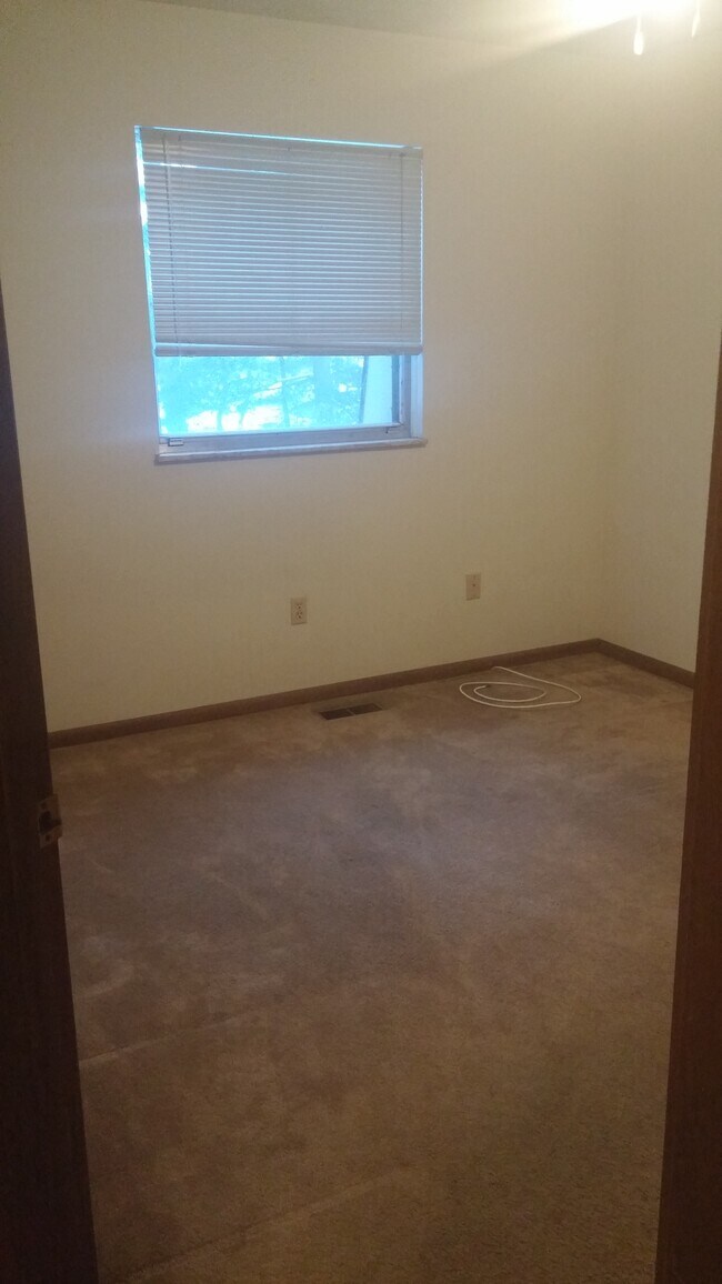 Bedroom - 39 W Lincoln St