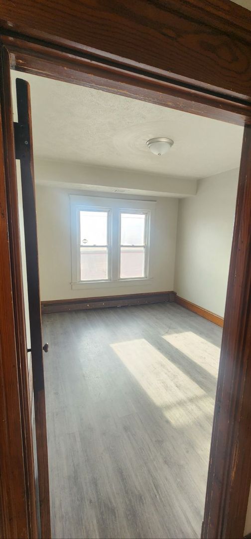 Building Photo - Newly Renovated 2 bedroom/1 bath Apartment!